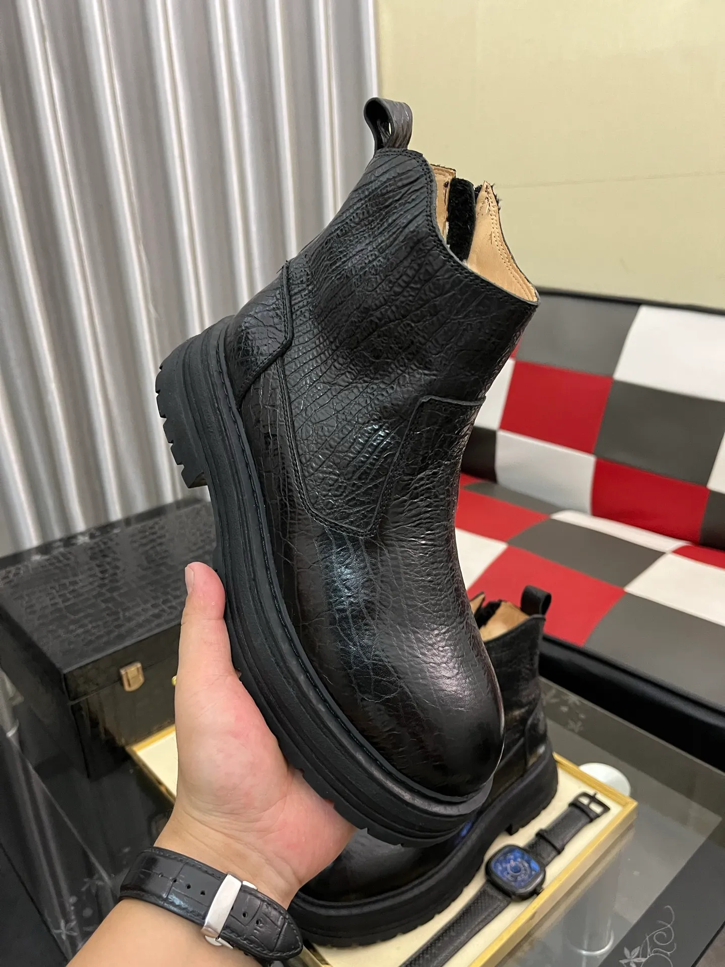 Ex-factory price: 680⌚️⌚️Thick wool imported from Australia Brand: UGG genuine purchasing agent Size: 39-44 (45 customized) Grade: Official website 1:1 Material: First layer of genuine leather waterproof and antifreeze upper Real wool lining Original non-slip and wear-resistant outsole Style category: Men's casual shoes Trendy style Comfortable on the feet Color: Official website color synchronization